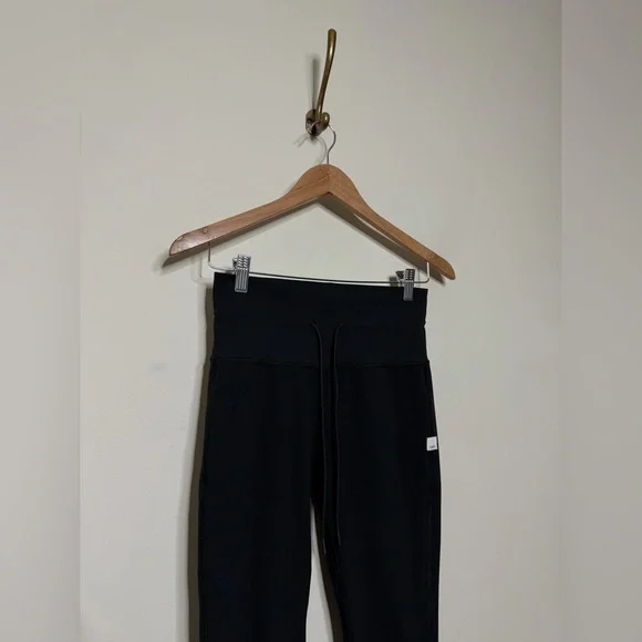 Vuori Daily Legging in Black - Picture 6 of 8